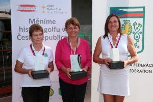 Kategorie Seniorek:druhá Helenka Janoudová (RGC Mariánské Lázně), vítězná Martina Plachá (GC Semily) a třetí Anna Dzurenda (GC Karlštejn)