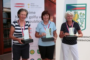 Kategorie Master Seniorek:druhá Tamara Johánková (RGC Mariánské Lázně), vítězná Vlasta Peterková (GC Karlovy Vary) a třetí Marianne Bruinstroop (Nizozemí)