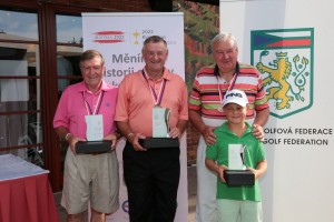 Kategorie Master Seniorů:druhý Emmanuel Snoy (Belgie), vítězný Errol Mills (Polsko) a třetí domácí Jaroslav Hanek (GC Karlovy Vary) s vnukem