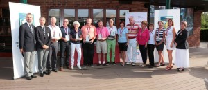 Závěrečné společné foto všech vítězů a organizátorů před karlovarskou klubovnou.